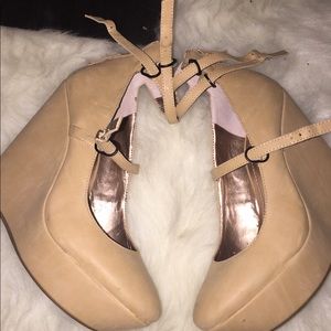 BCBG Jeffrey platform wedge. nwob